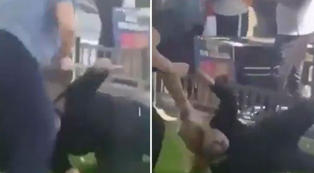 Horror in the middle of the street: Two women brutally beat a woman