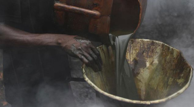 في نيجيريا، توفي 37 شخصًا بالتسمم أثناء محاولتهم سرقة النفط