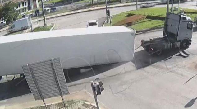 Terrifying moments in traffic! The trailer of a truck in motion overturned onto the road.