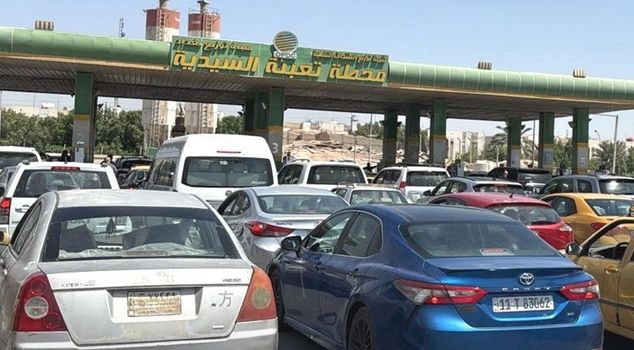 أزمة بنزين في بلد غني بالنفط! الشوارع أصبحت مسدودة