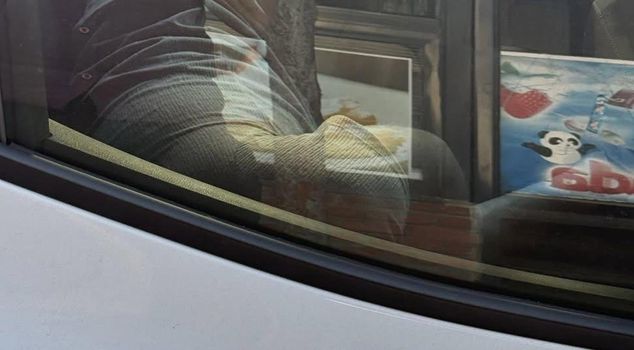 Upon seeing his neighbor in that state, he took a photo and shared it.