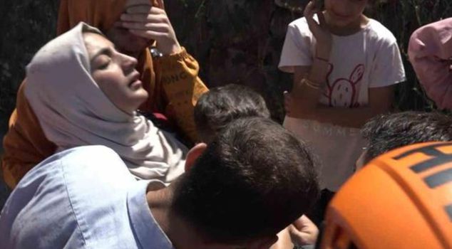 انتظرت ابنها الضائع وقلبها في فمها! وعندما رأته أمامها أغمي عليها من الفرح