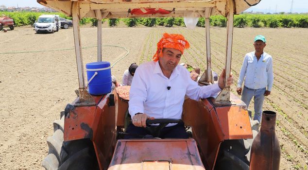 Saruhanlı Mayor Ekrem Cıllı got his hand caught in a machine during grape harvest.