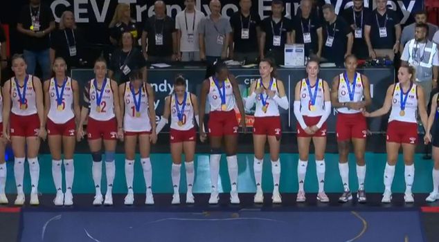 Hair-raising images! The Sultans of the Net sang the National Anthem all together.