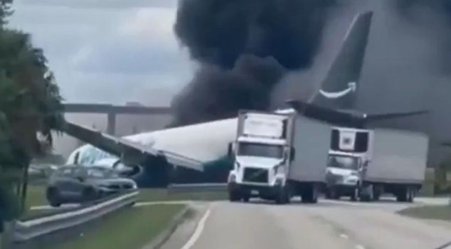 In the USA, a cargo plane veered off the runway and hit vehicles: 5 dead, 5 injured