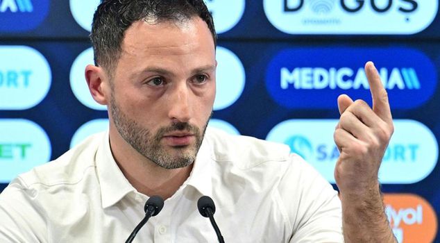 Tedesco is not smiling! No wins in 3 matches, and on top of that, a red card.
