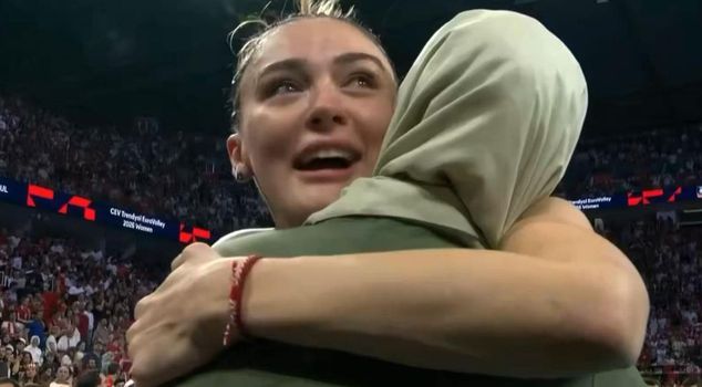 Zehra Güneş hugged her mother! Comments poured in on that look.