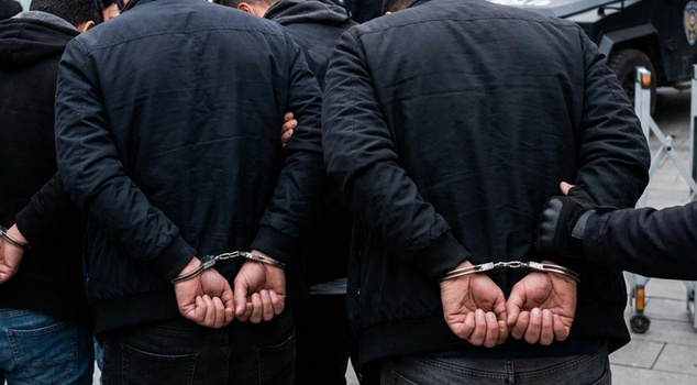 تم احتجاز 12 مشتبهاً به في إسطنبول لتحويلهم أموال المراهنات غير القانونية إلى صائغ.