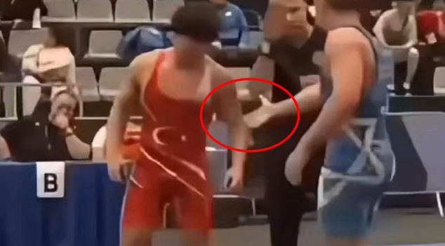 He left his Israeli opponent's hand hanging in the air! He buried him into the mat in 35 seconds.