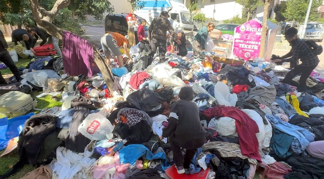 Clothes that came out of a basement in Avcılar were left on the street! Citizens flocked.