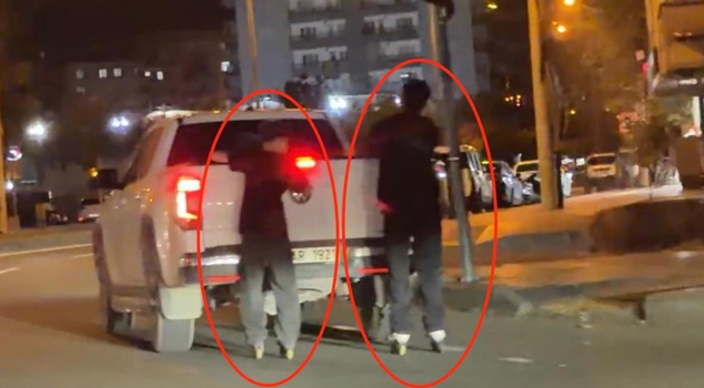 Dangerous journey of children on roller skates caught on camera! They held onto a pickup truck and moved forward
