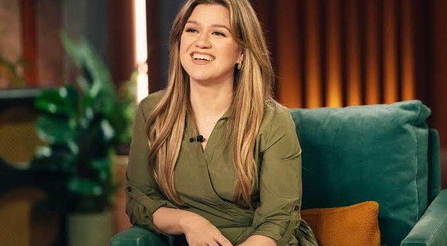 Kelly Clarkson told the story by naming the store: They looked at me as if I didn't have enough money.