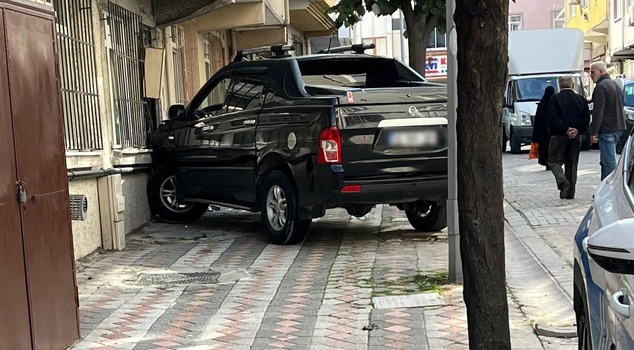 Terrible accident in Sultangazi! While parking, he ran over his wife who was guiding him.