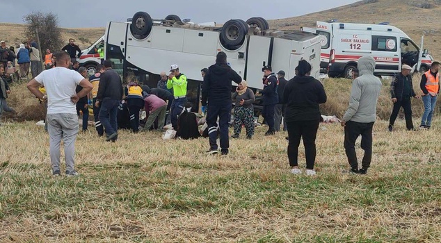 A minibus overturned into a ditch in Şuhut, Afyonkarahisar; 25 people were injured.