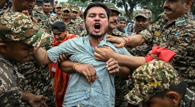 Cockroaches challenged the government! Tension is rising in the streets.