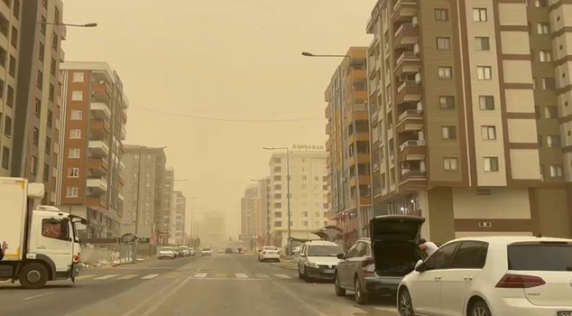 A dust cloud reduced visibility in Şanlıurfa.
