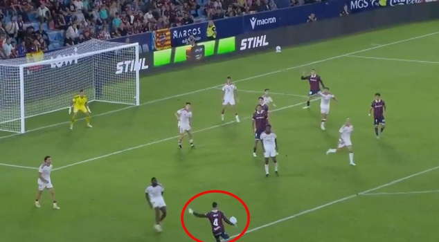 Those who see the score of the match, which is 2-1 in the 90th minute, cannot believe it.