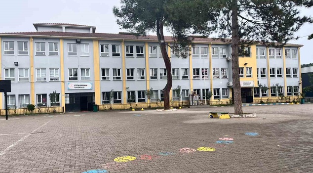 In Sakarya, relatives of students attacked a staff member who was breaking up a fight at school! A knife was drawn, the teacher fainted.