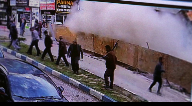 During a foundation excavation in Van, the adjacent restaurant collapsed! Moments of panic caught on camera