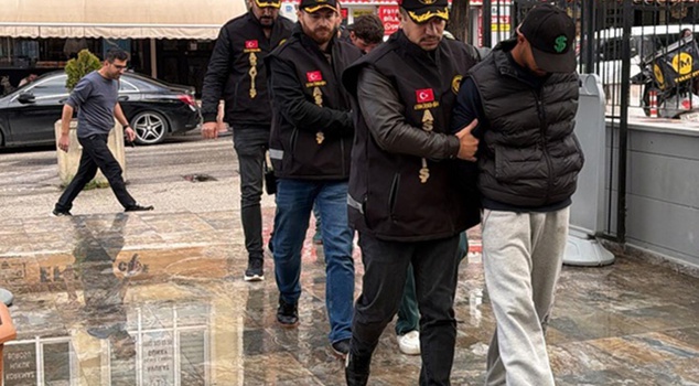 Armed brawl in the middle of the street in Eskişehir! 5 detentions, 2 arrests