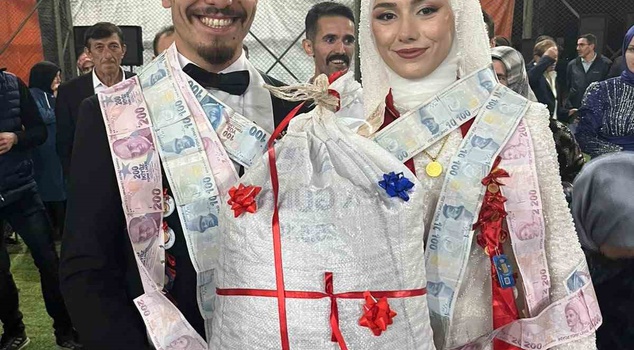 At a wedding in Giresun, a sack of hazelnuts was pinned instead of gold! A surprise gift from the groom's friend.