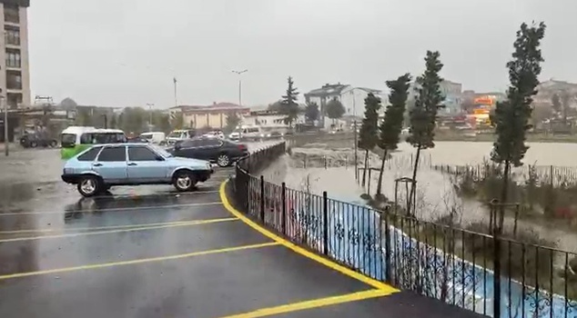 В Арнавуткёе река вышла из берегов, маршрутка утонула в воде! Застрявшие пассажиры были спасены с помощью строительной техники.