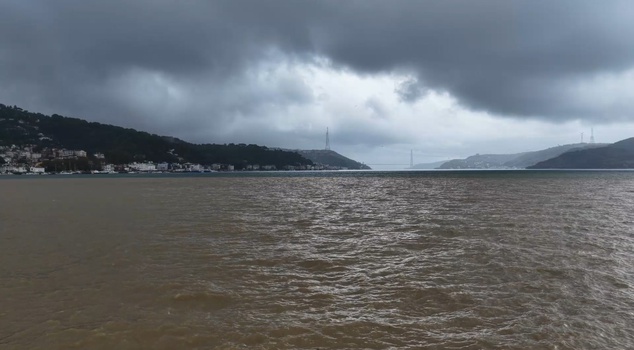 Surprising sight in the Bosphorus! After the downpour, the sea turned brown