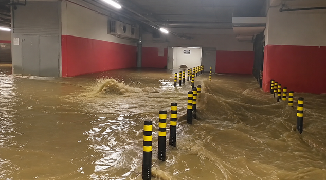 Water flooded the parking lot of a luxury plaza in Istanbul! The reaction was not delayed.