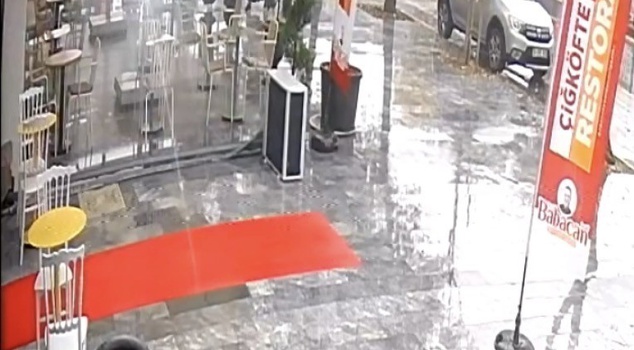 A car that plowed into a cafe in Sakarya caused terror! A woman escaped by seconds, those moments on camera.
