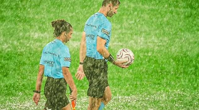 The Ümraniyespor-Boluspor match was postponed due to heavy rain.