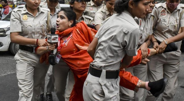 More than 30 journalists were detained in India! This is how they took away the reporter who was on air.