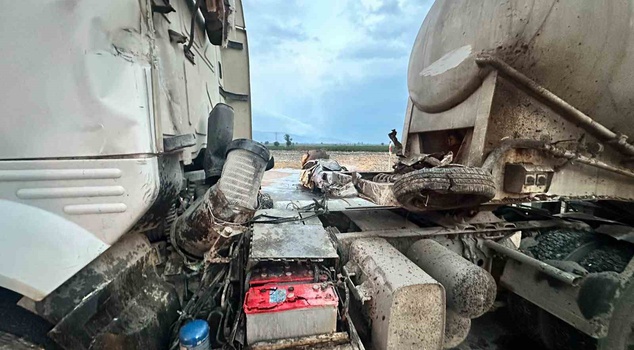 In Adana, a car that crashed into the median flew up and passed between the truck's cab and its trailer! The driver got out of the burning vehicle himself.