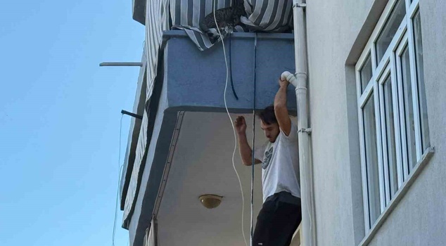 In Antalya, a cat was trapped in an apartment allegedly set on fire by the landlord! The young tenant climbed onto the balcony and rescued it.