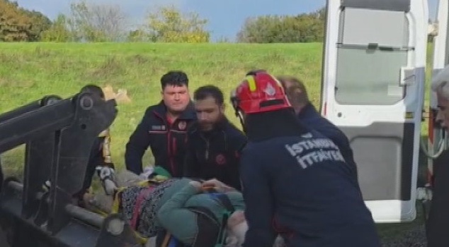 В Чаталдже разлившаяся река преградила путь машине скорой помощи! Женщину со сломанной рукой переправили на другую сторону с помощью экскаватора.