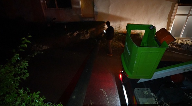 The same electricity pole fell into an 80-year-old woman's garden for the second time in Gümüşhane! 'They cut its base and planted it in the same place again'