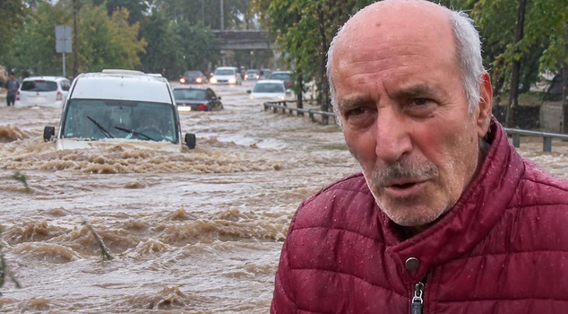 نجاة معجزة في الفيضان بإسطنبول! قفز من المركبة وتشبث بالأشجار