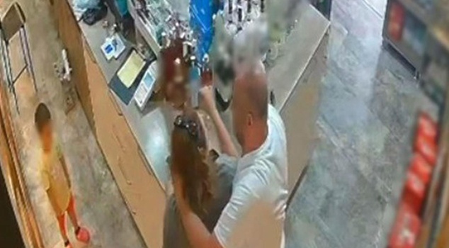Он заставил пережить ужас на глазах у своего ребёнка! Кадры заставили кровь застыть.