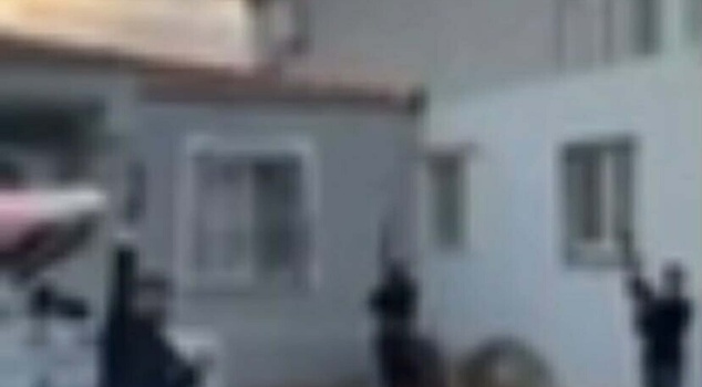 عملية ضد الذين أطلقوا النار في الهواء في حفل زفاف في فوتشا بإزمير! تم توقيف 7 من المشتبه بهم الـ14، وضُبطت في منازلهم أسلحة وسيوف.