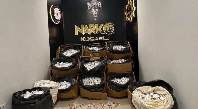338,000 synthetic drug pills were found in a vehicle stopped on the highway in Izmit! 3 suspects were caught.