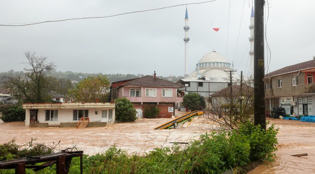 Heavy rain flooded the KYK dormitory in Sakarya! 700 students were stranded, and evacuation is ongoing.