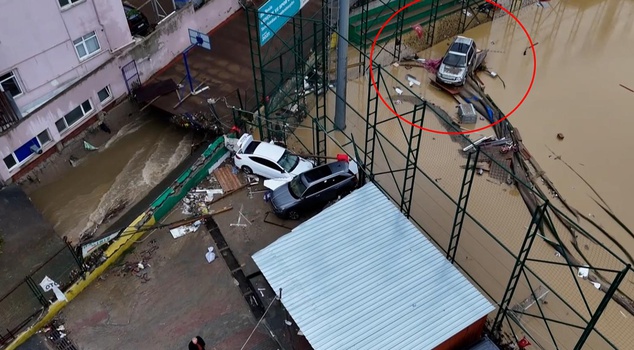 Footage showing the scale of the disaster in Istanbul! A vehicle was dragged into the stadium.