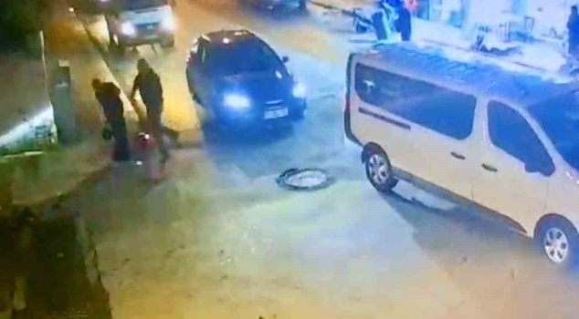 Accident narrowly avoided in Bodrum! The driver, who maneuvered to avoid hitting the young man, got out of his vehicle and slapped him.