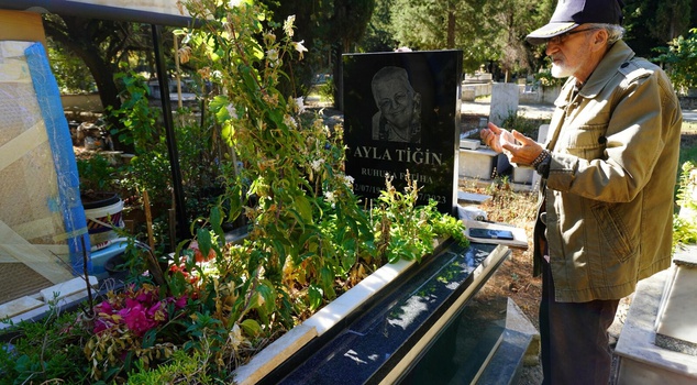 The 82-year-old retired officer has been at his wife's grave for 3 years! He reads her favorite novels to her.