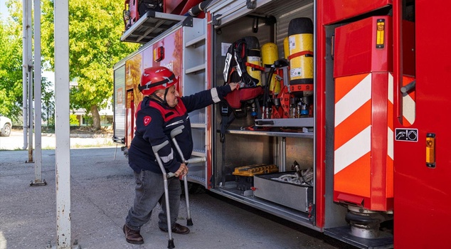 Because he is 110 centimeters tall, they called him '110 Yaşar'! Yaşar Karaduman, who has glass bone disease, has been a firefighter for 24 years.