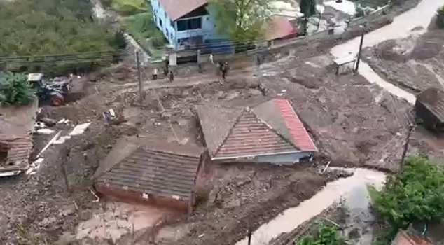 In Sakarya, a landslide swallowed houses, and connection with 2 neighborhoods was cut off.
