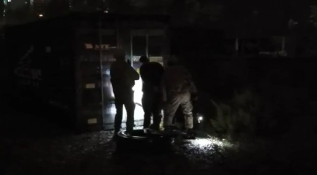 В Стамбуле спасли молодого человека, которого похитили и держали в контейнере! Его самого также задержали по подозрению в мошенничестве в отношении умственно отсталого человека.