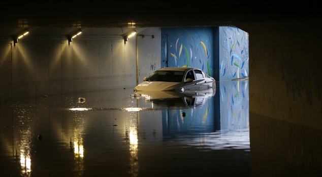 Downpour in Adana: Car entering closed parking lot got stuck in water; firefighters rescued father and his 2 children