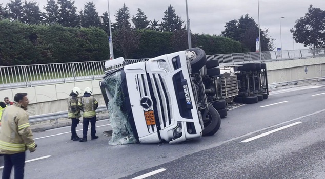 An LNG-loaded tanker overturned at a curve in Bakırköy! Because the tanker was full, precautions were taken in the area.