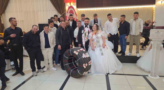في بندرما، هدية زفاف غير عادية لعريس يعمل سائق شاحنة! فقد وضع الشهود في حفل الزفاف إطار شاحنة بقيمة نحو 25 ألف ليرة تركية.