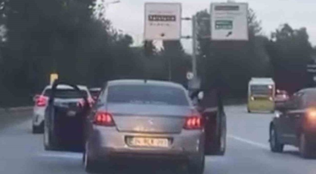 Dangerous moments in traffic in Bursa! The driver and passenger opened the front doors of the moving car.